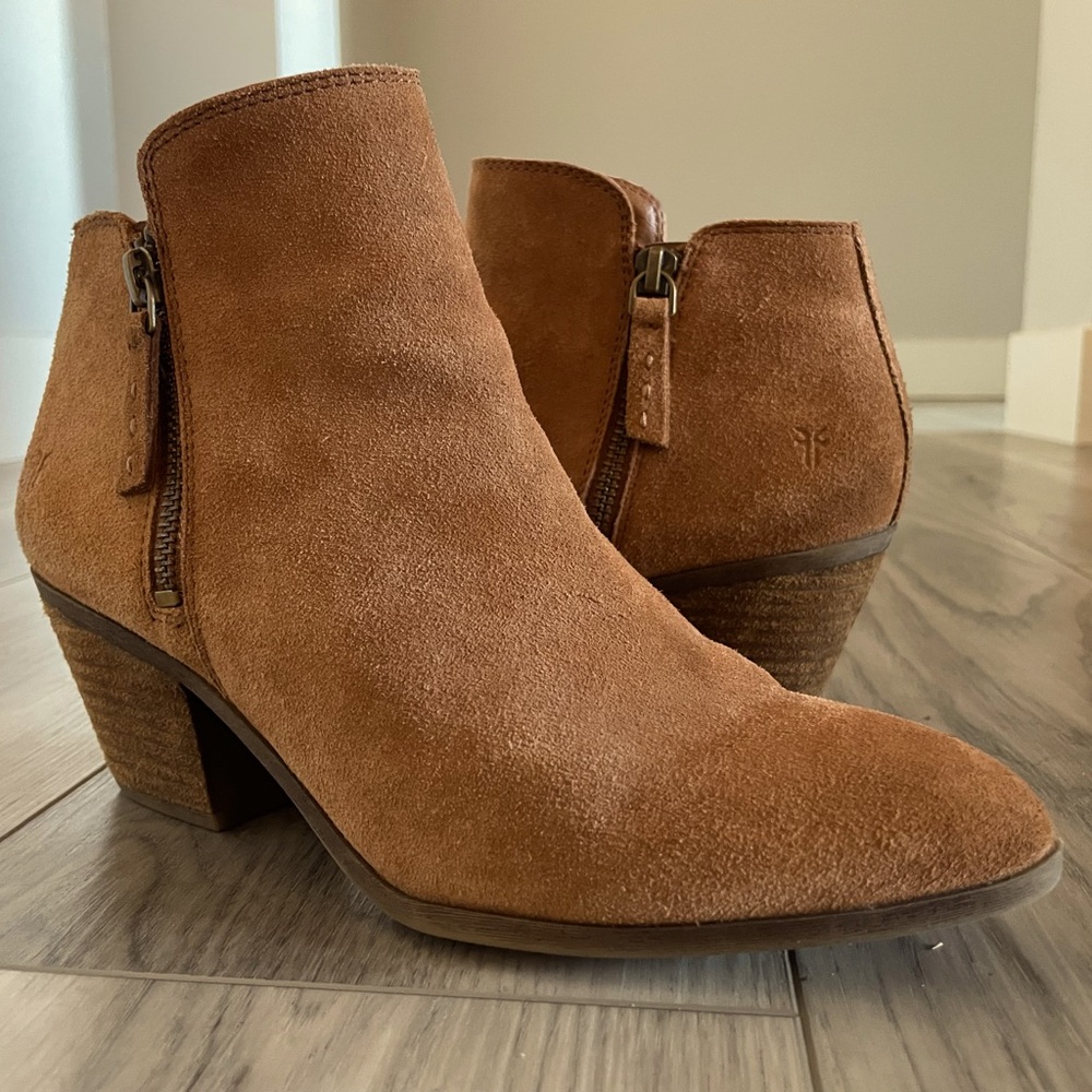 Frye light brown camel suede ankle boots with zippers